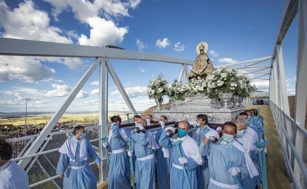 Los cacereños arropan a su patrona en una bajada histórica y llena de emociones