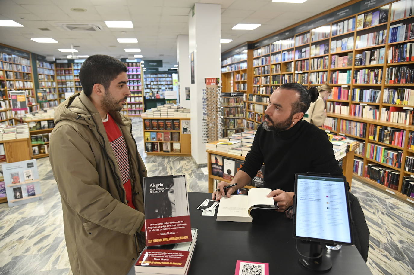 El Brujo interrumpe la lluvia de libros