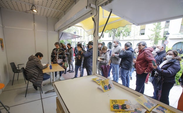 Nieves Concostrina, hora y media de firmas y todos sus libros vendidos en Cáceres