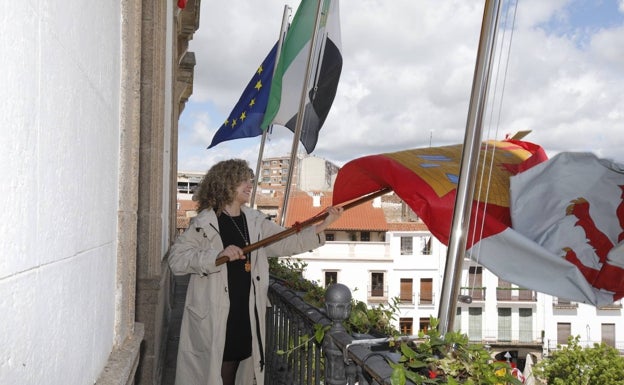 Día de San Jorge en Cáceres: un pendón al viento, caballeros Fratres y buscadores de gallinas