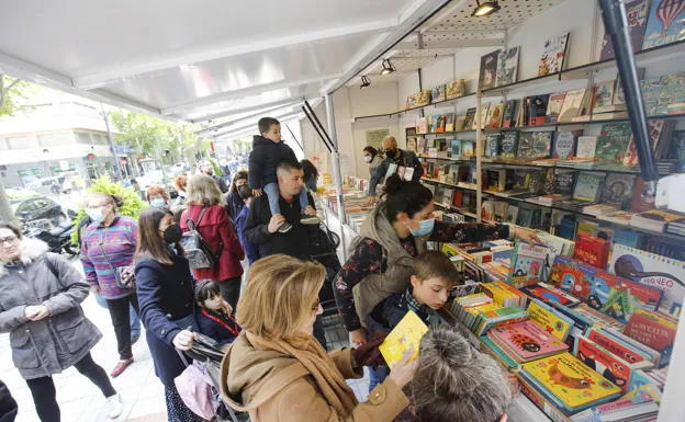 La Feria del Libro de Cáceres, éxito de ventas pese al tiempo y ser final de mes