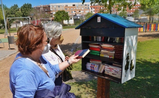 Las bibliotecas callejeras de Badajoz triunfan a pesar de los ataques vandálicos