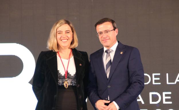 El presidente de la Diputación, Miguel Ángel Gallardo, entregó el galardón a la investigadora pacense Guadalupe Sabio. 