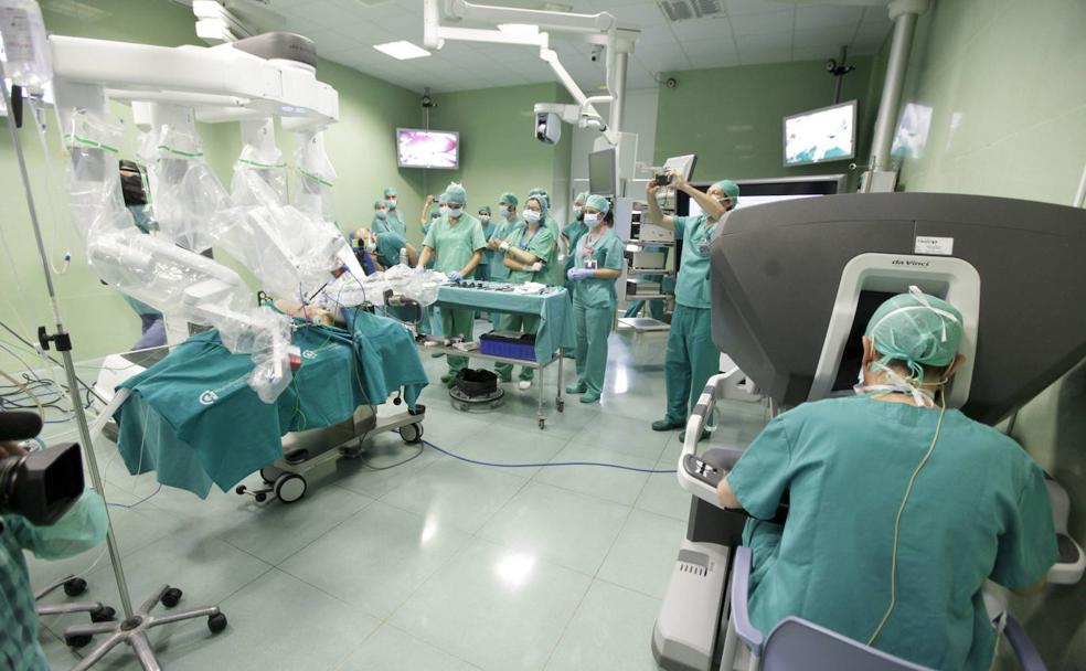 El robot cirujano llega al Hospital Universitario de Badajoz