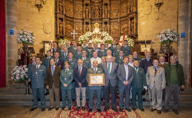 La cofradía de la Virgen de la Montaña homenajea a la Guardia Civil de Cáceres