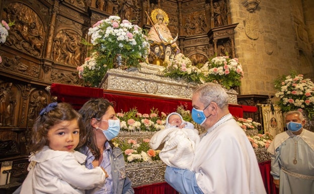 Los niños de la pandemia se presentan al fin ante la patrona de Cáceres