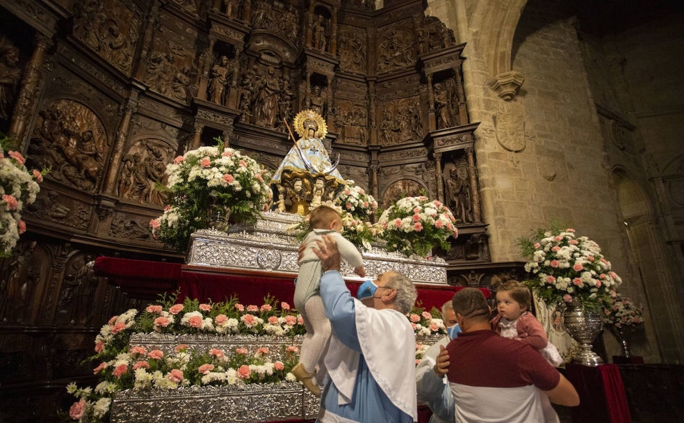 Presentados ante la Virgen, pero sin bendición