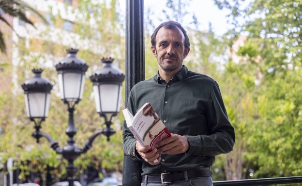 Isaac Rosa presenta en Cáceres su novela sobre el miedo al futuro