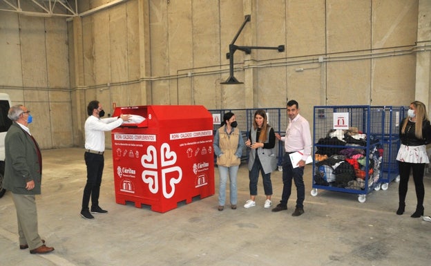 Cáritas Diocesana de Plasencia ampliará su red de contenedores para ropa y calzado usados