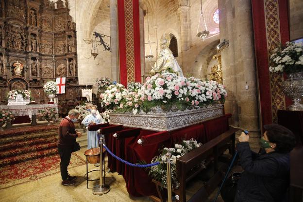 Dos días de besamanto antes del regreso de la patrona a su santuario