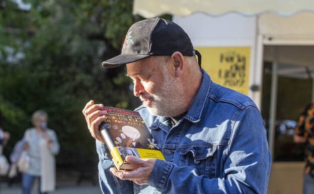 Pablo Carbonell arranca carcajadas en la última jornada literaria de Cáceres