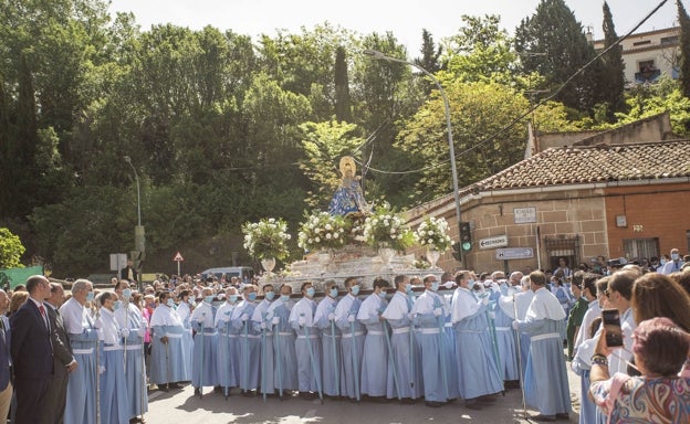 Jubiloso adiós a la Virgen de la Montaña de Cáceres en Fuente Concejo