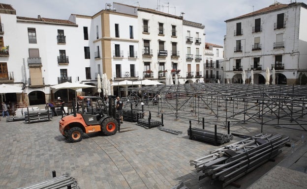 Cáceres calienta motores para Womad con el montaje del escenario en la Plaza Mayor