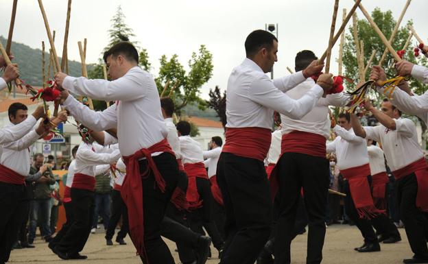 Danzaores y pañuelos sandía en el día grande de La Siberia en Garbayuela