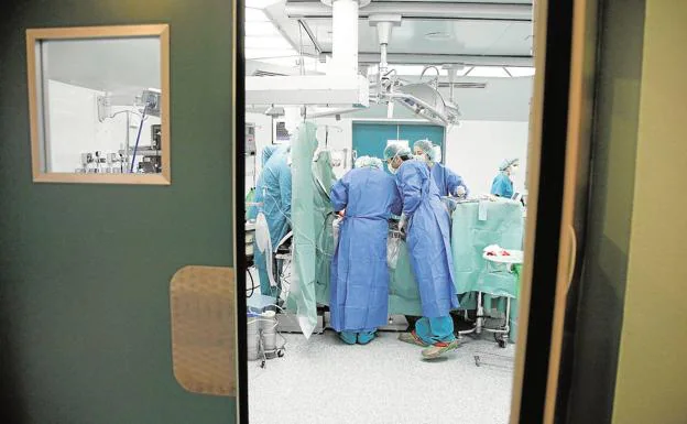 Un grupo de cirujanos realiza una operación en el quirófano de un hospital./HOY