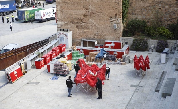El Womad de Cáceres casi a punto: decenas de barras, calles de sentido único y baños portátiles