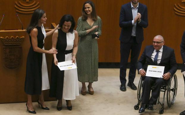 El vestido de 50 euros con el que la Reina Letizia ha coincidido con una premiada en Mérida