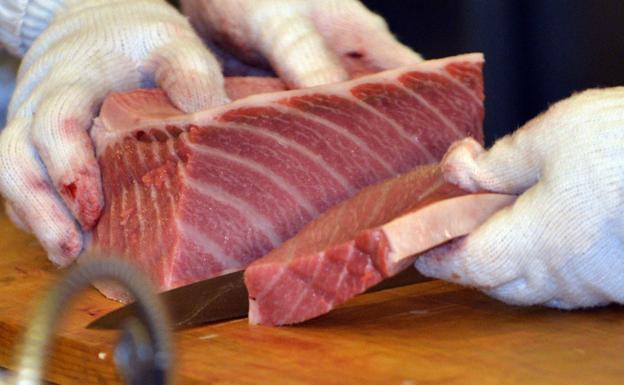 El espectáculo de ronquear un atún