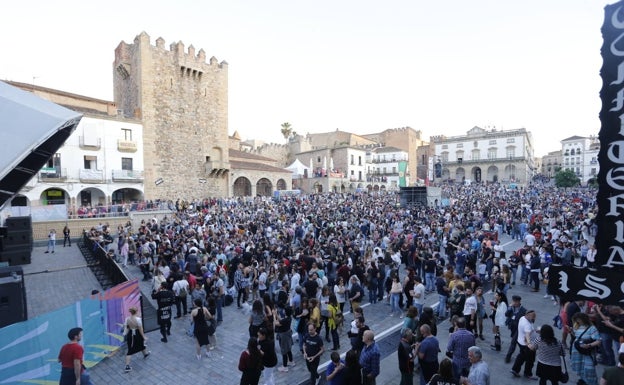 14.000 personas pasan por la Plaza Mayor en la primera noche de conciertos del Womad 2022