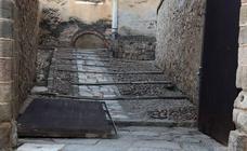 La Puerta del Capitel de la Alcazaba de Badajoz aparece en el suelo