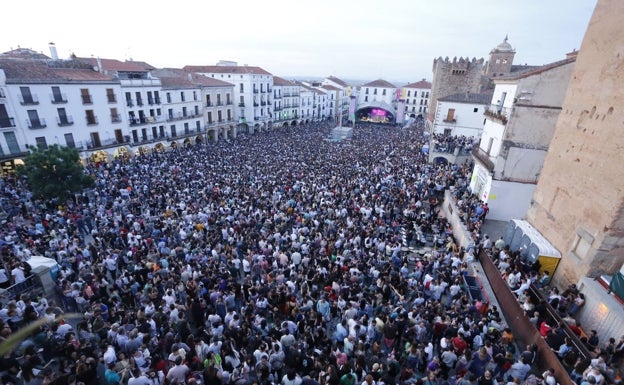 El acceso se cerró durante una hora ante el lleno total en la Plaza Mayor de Cáceres con Womad
