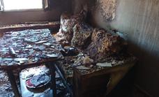 Los bomberos rescatan de la terraza a una menor herida en el incendio de su vivienda en Plasencia