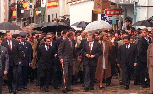 Juan Carlos I y Sofía, junto al expresidente Rodríguez Ibarra en Pinofranqueado el 14 de abril de 1998./ hoy