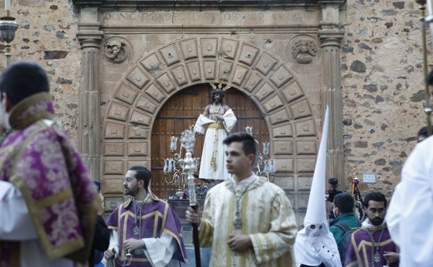 La cofradía de Jesús Despojado deja el casco viejo de Cáceres y se va a la parroquia de Fátima