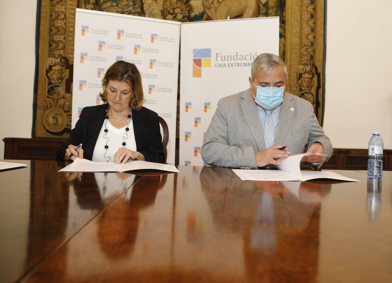 La Fundación Caja Extremadura premia a jóvenes investigadores