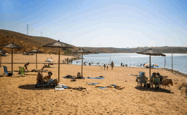 Extremadura recibe seis nuevas banderas azules en playas de interior