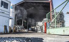 Extinguido el incendio en una planta de reciclaje en Lobón