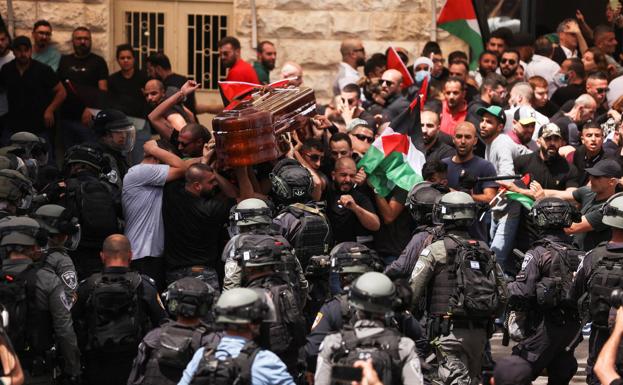 Israel carga contra el féretro de la periodista asesinada por portar la bandera palestina