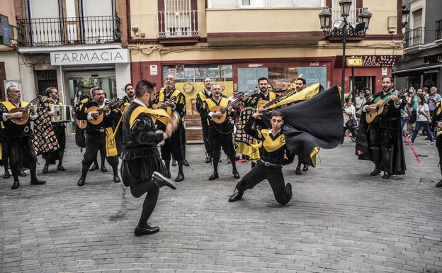 La tuna de Medicina ronda a la Virgen en Badajoz