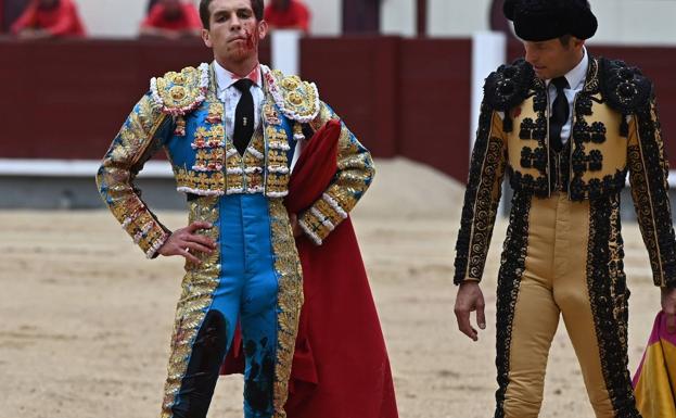 Curro Díaz y Álvaro Lorenzo, sendas orejas y grave cogida a Ginés Marín