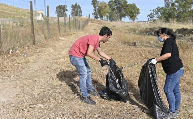 Un grupo de voluntarios limpian las laderas del fuerte de San Cristóbal