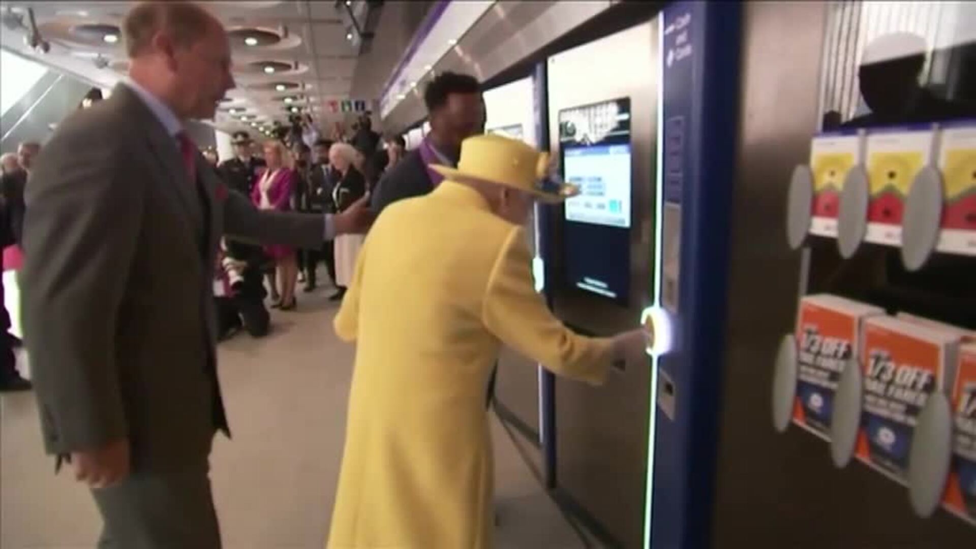 La reina Isabel inaugura en Londres una línea de metro con su nombre
