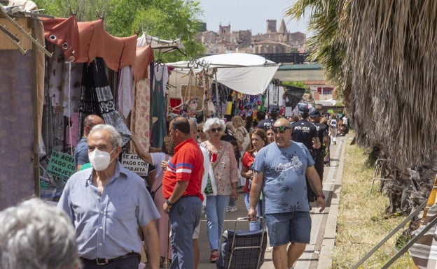 Salaya afirma que el mercadillo de Cáceres se trasladará «en cuanto se pueda»
