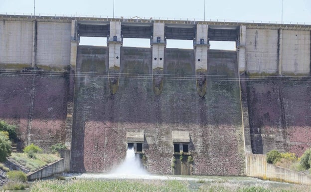 Cuatro embalses del Guadiana sueltan agua para asegurar los cultivos y el abastecimiento