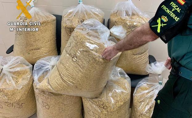 Detienen a dos vecinos de Badajoz que llevaban a esta ciudad 200 kilos de tabaco de contrabando