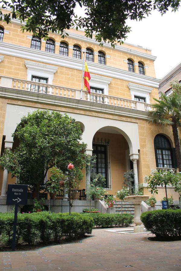 DESDE LA MOTO DE PAPEL | Sonajeros extremeños para evitar la muerte y joyas de Cáceres en El Sorolla