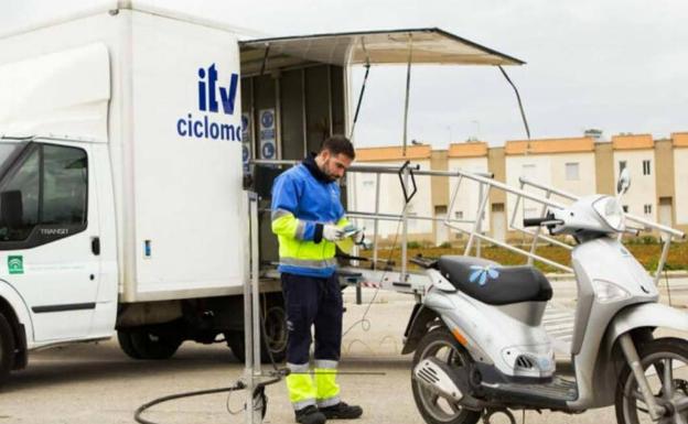 Cae un 95% el número de fallecidos en accidente de ciclomotor desde la implantación de la ITV