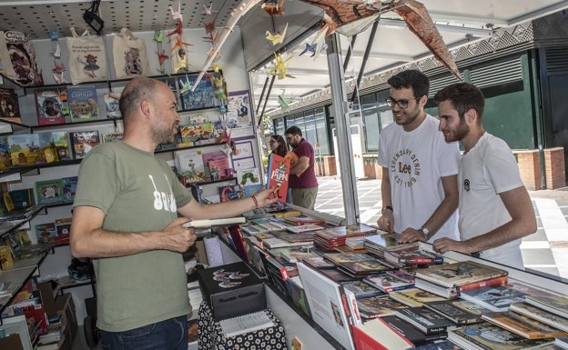 «Los jóvenes quieren libros de amor y los adultos, de crímenes»