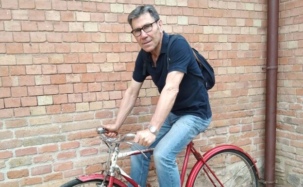 Los 23.000 kilómetros de Juan en bici para ir a clase