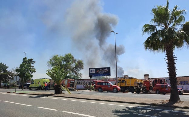 Un policía local y un bombero del Infoex, heridos en la extinción de un incendio en Cáceres
