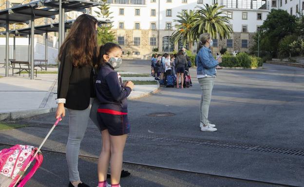 La huelga convocada por CSIF es seguida por el 2,2% de los docentes, según la Junta