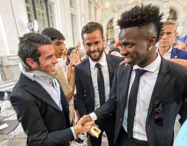 Emilio de Justo 'reaparece' con los jugadores del Madrid en la celebración de la Champions