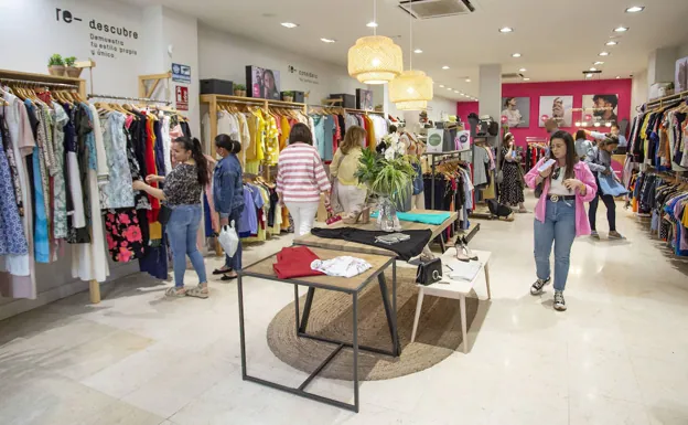 La tienda de segunda mano de Cáritas vende 22.000 prendas en su primer año en Cáceres