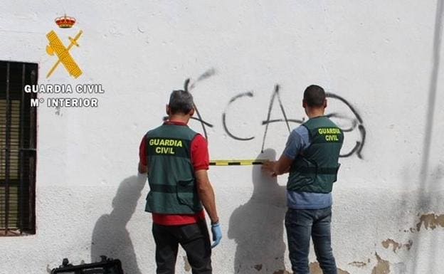 Detenidos dos jóvenes que llenaron de pintadas las fachadas de Riolobos