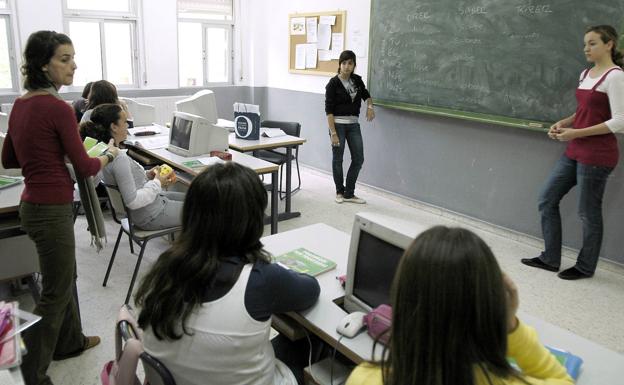 Los profesores extremeños recuperan las 18 horas lectivas