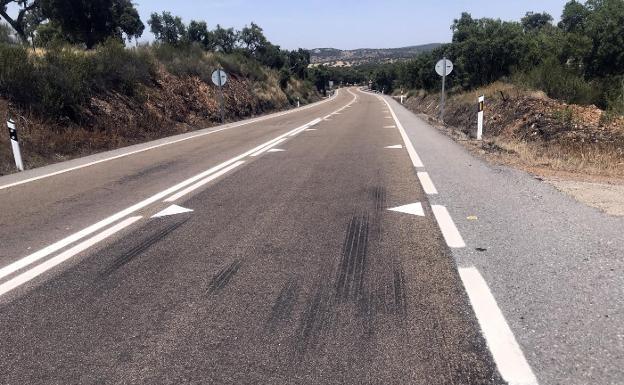 Las marcas viales que despistan a los conductores en la carretera que une Cáceres y Badajoz